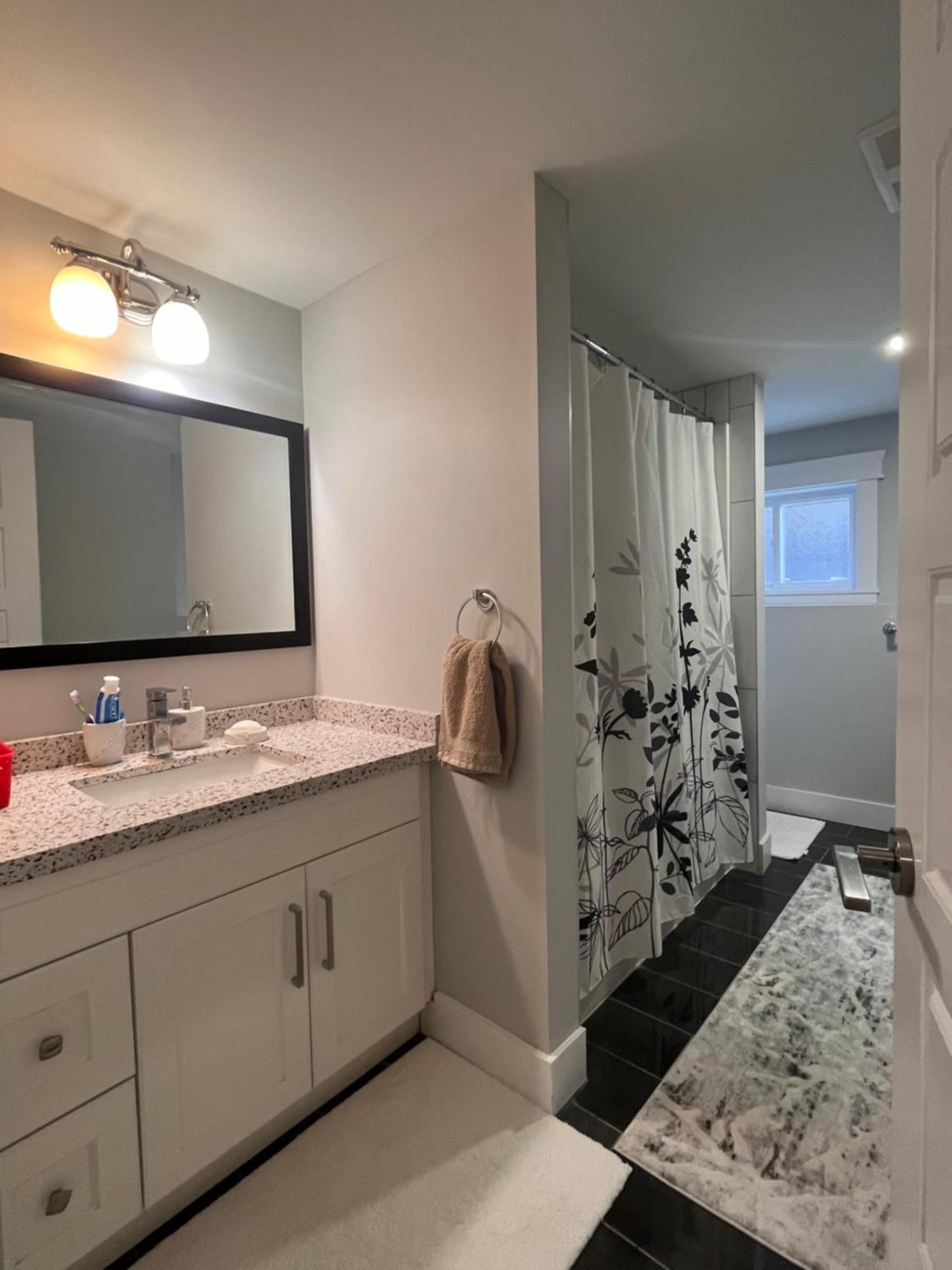 2 Bedroom Suite With Full Kitchen Revelstoke Ngoại thất bức ảnh